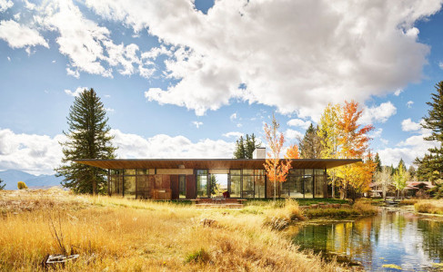 This modern flat-roofed house makes the most of its nature-oriented location between two creeks in Wyoming